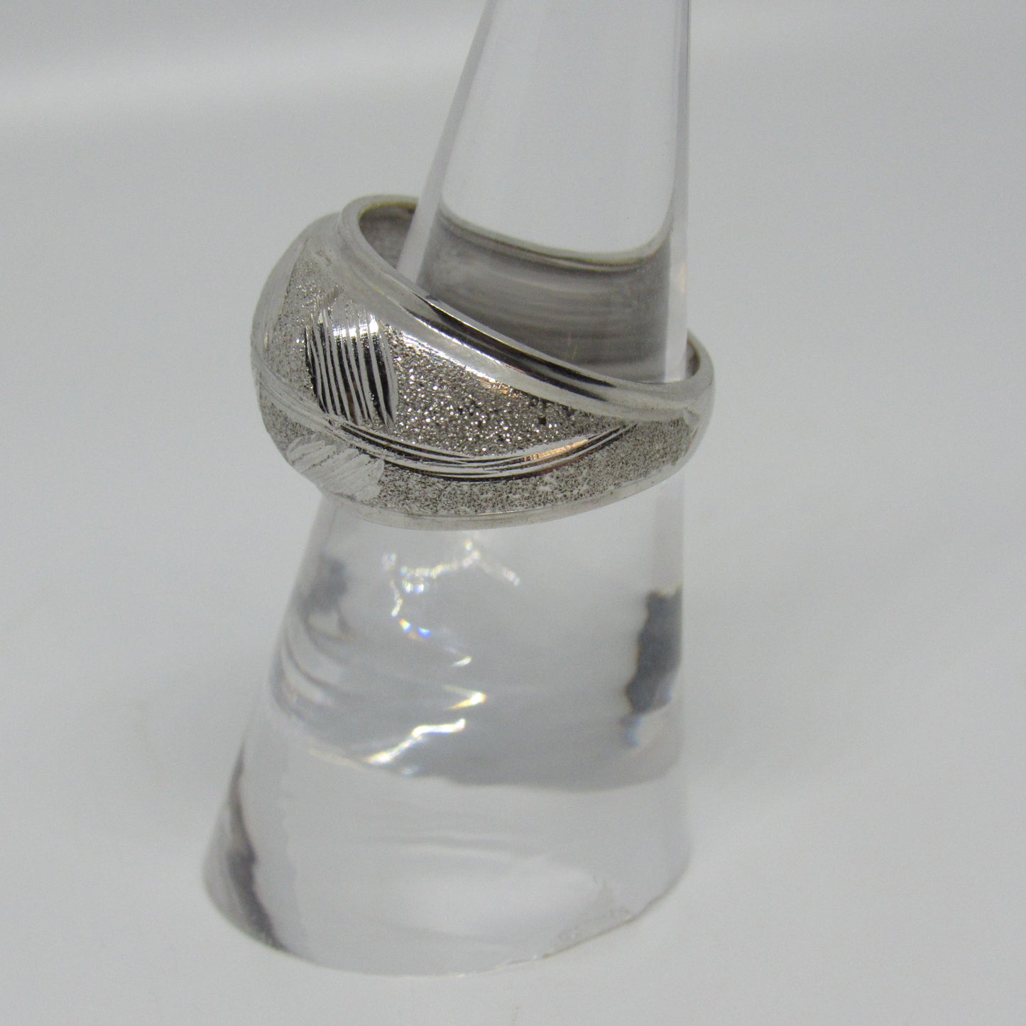 18k White Gold Etched Dome Style Ring - Leaves Vine - Sz 6.25