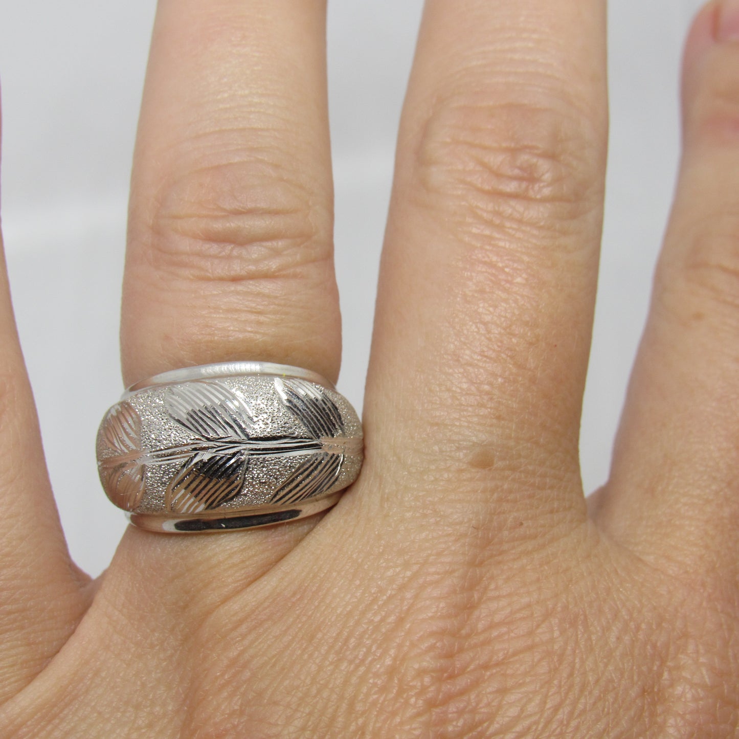 18k White Gold Etched Dome Style Ring - Leaves Vine - Sz 6.25