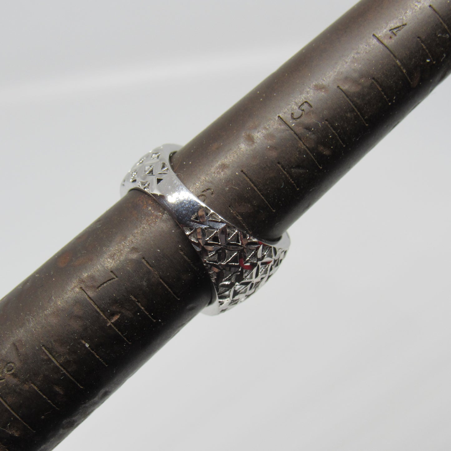 14k White Gold Ring Band Wide Face Etched Triangles AK Turkey - Size 6