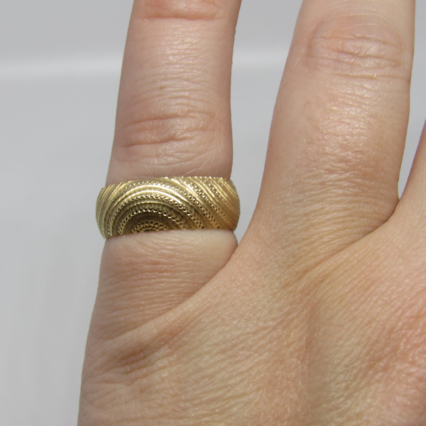 14k Yellow Gold Turkey Ring Band Etched Swirls - 7 mm Size 6.75