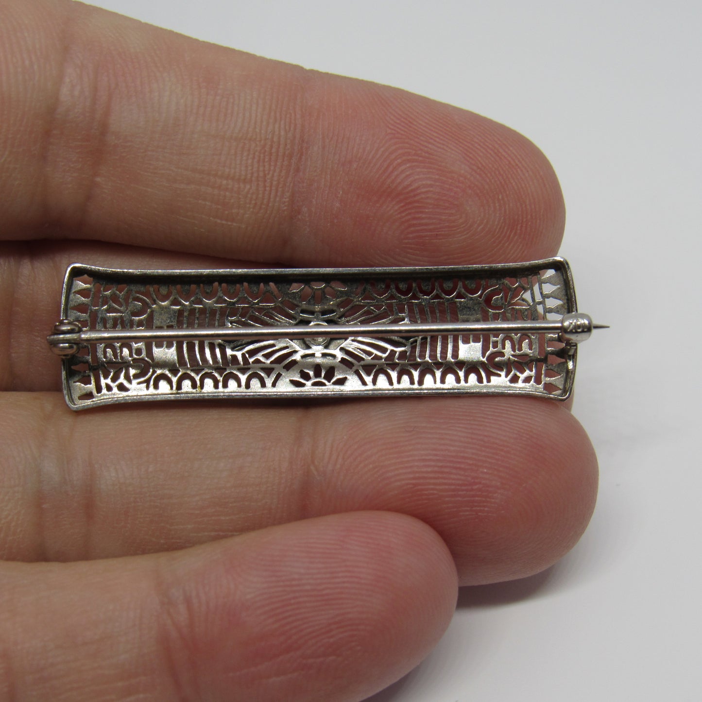 10K White Gold Art Deco Design Filigree Blue Sapphire Diamond Chip Pin Brooch