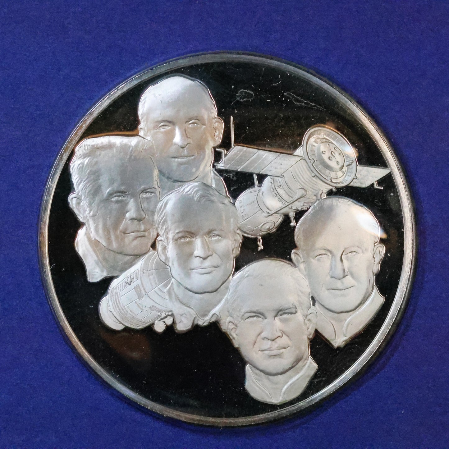 1975 Postmasters of America STERLING SILVER Art Round - No. 17 Apollo-Soyuz Space Mission
