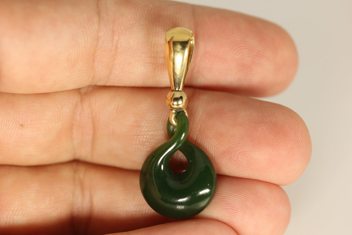 18k Yellow Gold Green Jade Infinity Twist Pendant ~1.5"