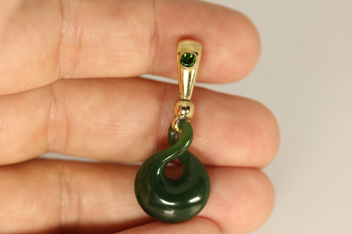 18k Yellow Gold Green Jade Infinity Twist Pendant ~1.5"