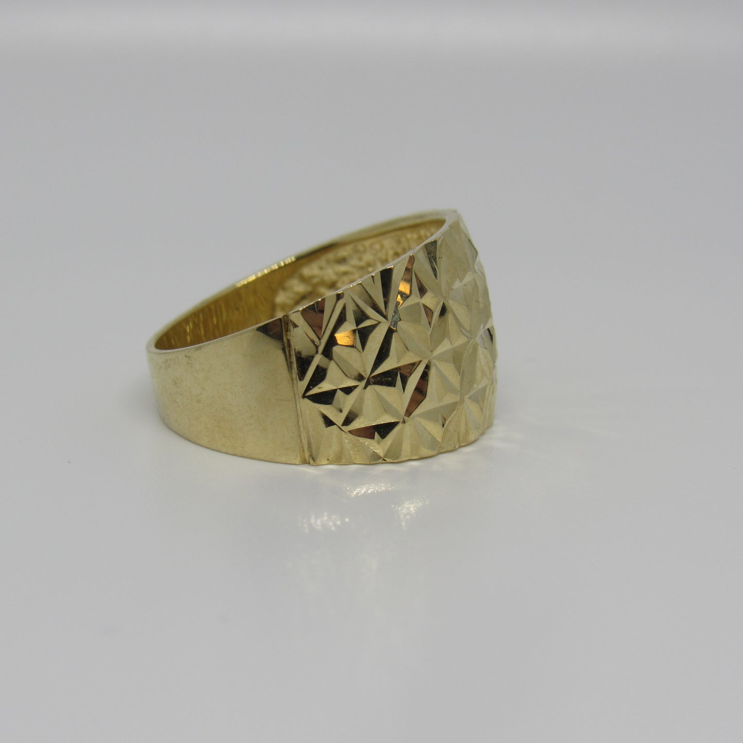 14K Yellow Gold Wide Diamond Cut Starburst Pattern Band Ring - Sz 9.75