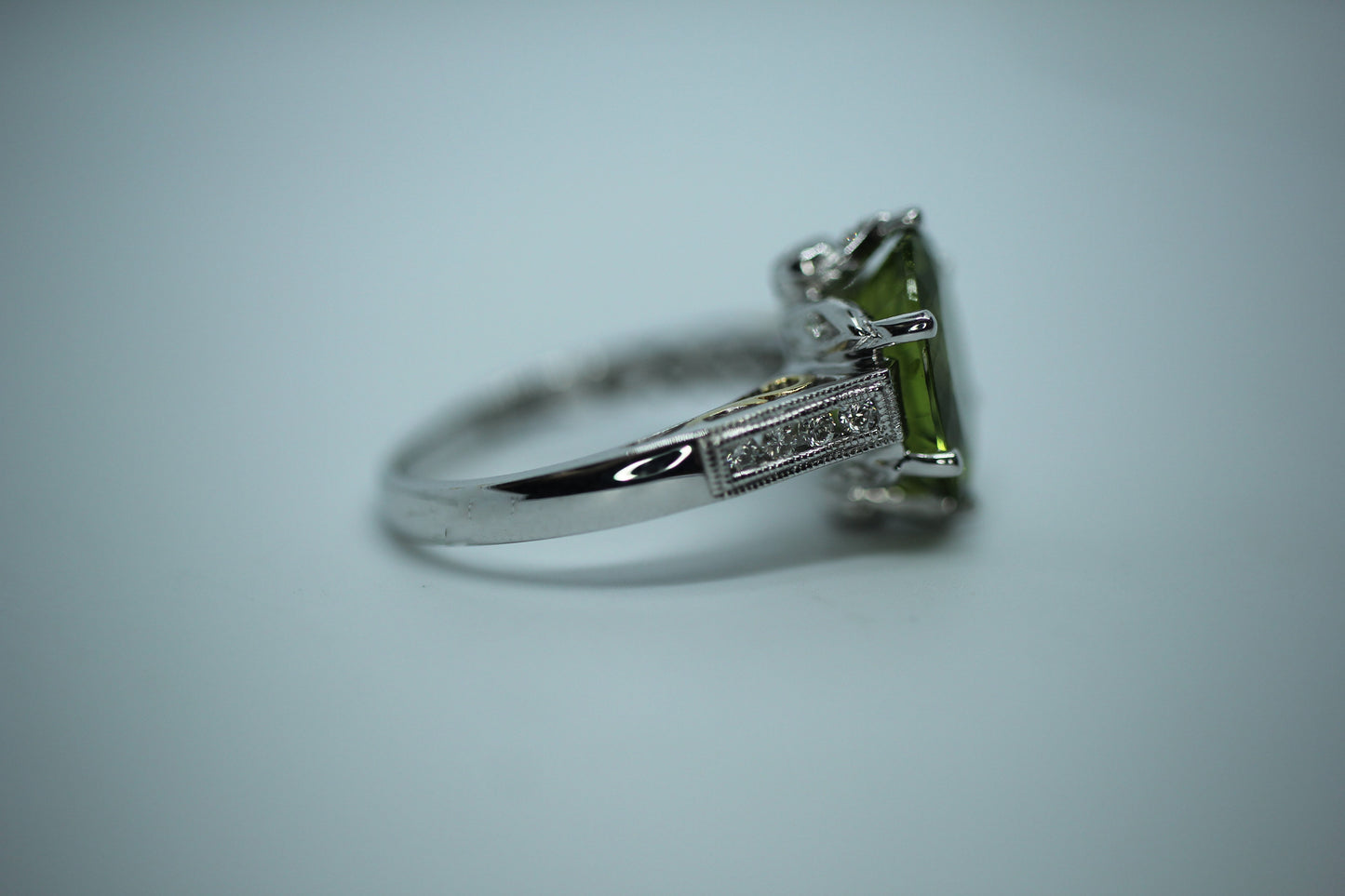 18k White Gold Oval Peridot Solitaire with Diamond Accents Ring - Size 7